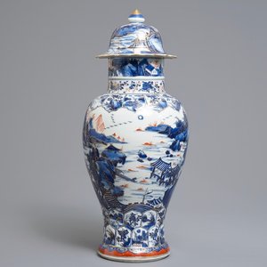 Een Chinese overgedecoreerde blauwwitte dekselvaas met landschapsdecor, Kangxi — foto 1