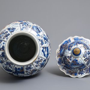 Een Chinese overgedecoreerde blauwwitte dekselvaas met landschapsdecor, Kangxi — foto 5