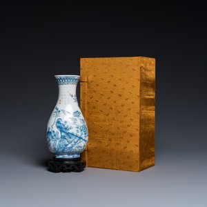 Een Chinese overglazuur gedecoreerde blauw-witte vaas op houten sokkel, 19/20e eeuw — foto 1
