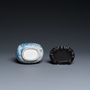 Een Chinese overglazuur gedecoreerde blauw-witte vaas op houten sokkel, 19/20e eeuw — foto 8