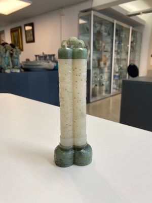 Een Chinese parfumier in opengewerkte witte jade met deksel en basis in spinaziegroene jade, Qing — foto 1