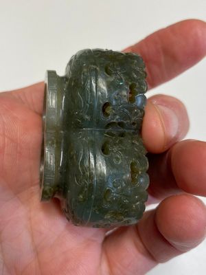 Een Chinese parfumier in opengewerkte witte jade met deksel en basis in spinaziegroene jade, Qing — foto 13