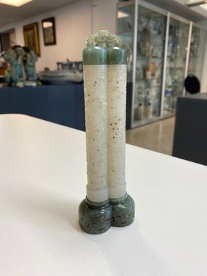 Een Chinese parfumier in opengewerkte witte jade met deksel en basis in spinaziegroene jade, Qing — foto 3