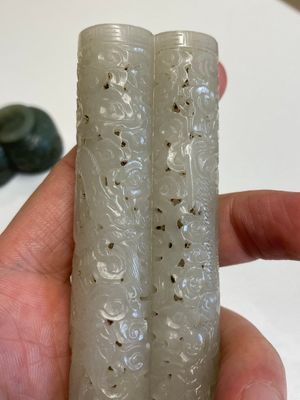 Een Chinese parfumier in opengewerkte witte jade met deksel en basis in spinaziegroene jade, Qing — foto 7