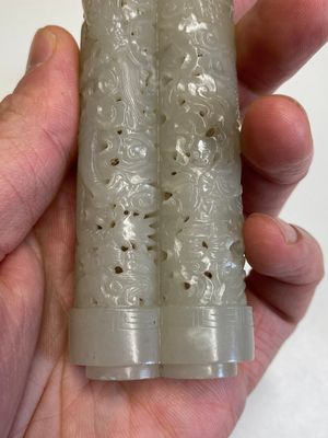 Een Chinese parfumier in opengewerkte witte jade met deksel en basis in spinaziegroene jade, Qing — foto 10