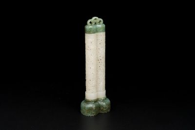 Een Chinese parfumier in opengewerkte witte jade met deksel en basis in spinaziegroene jade, Qing