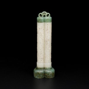 Een Chinese parfumier in opengewerkte witte jade met deksel en basis in spinaziegroene jade, Qing — foto 2