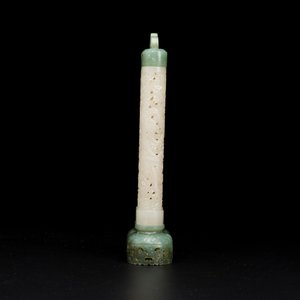 Een Chinese parfumier in opengewerkte witte jade met deksel en basis in spinaziegroene jade, Qing — foto 4