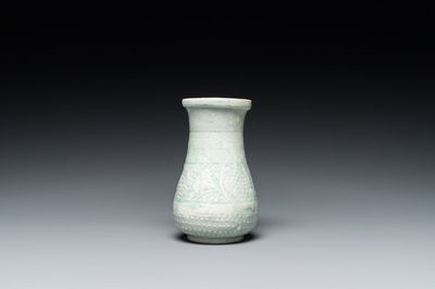 Een Chinese peervormige qingbai vaas, Song/Jin