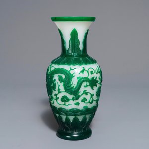 Een Chinese Peking glas vaas met groen decor op witte fondkleur, Qianlong reliëfmerk, 19e eeuw — foto 3