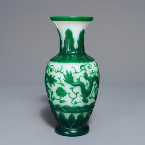 Een Chinese Peking glas vaas met groen decor op witte fondkleur, Qianlong reliëfmerk, 19e eeuw — foto 4