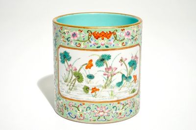 Een Chinese penseelpot met turkooise fondkleur, Qianlong merk, 20e eeuw