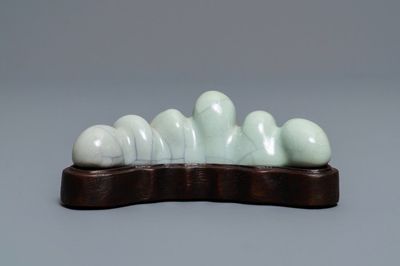 Een Chinese penselenrust met craquelé glazuur, Qianlong merk, 19/20e eeuw