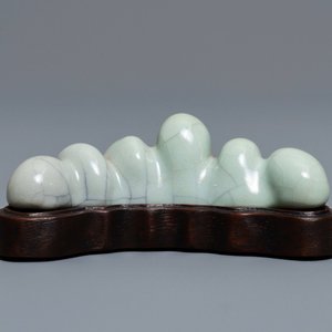 Een Chinese penselenrust met craquelé glazuur, Qianlong merk, 19/20e eeuw — foto 1