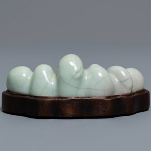 Een Chinese penselenrust met craquelé glazuur, Qianlong merk, 19/20e eeuw — foto 2