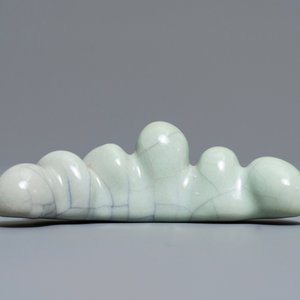 Een Chinese penselenrust met craquelé glazuur, Qianlong merk, 19/20e eeuw — foto 3