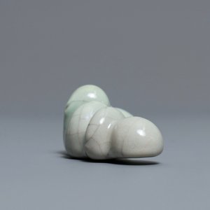 Een Chinese penselenrust met craquelé glazuur, Qianlong merk, 19/20e eeuw — foto 6