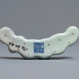 Een Chinese penselenrust met craquelé glazuur, Qianlong merk, 19/20e eeuw — foto 7