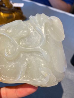 Een Chinese penselenwasser in de vorm van een lotusbloem in gevlekte witte jade, Qing — foto 12