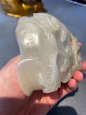 Een Chinese penselenwasser in de vorm van een lotusbloem in gevlekte witte jade, Qing — foto 5