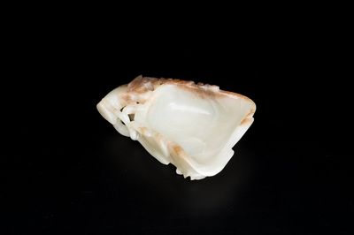 Een Chinese penselenwasser in de vorm van een lotusbloem in gevlekte witte jade, Qing