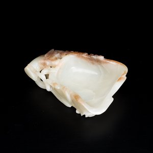 Een Chinese penselenwasser in de vorm van een lotusbloem in gevlekte witte jade, Qing — foto 1