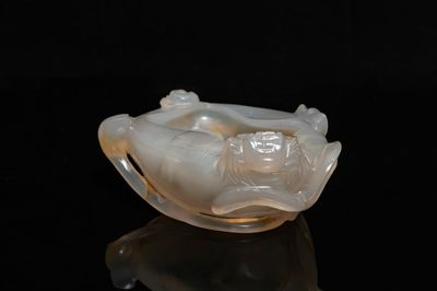 Een Chinese perzikvormige agaten penselenwasser, Qing