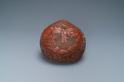 Een Chinese perzikvormige dekseldoos in rood lakwerk, Kangxi
