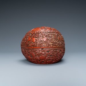 Een Chinese perzikvormige dekseldoos in rood lakwerk, Kangxi — foto 5