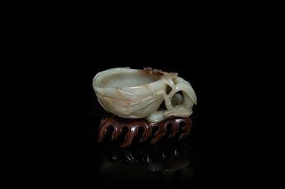 Een Chinese perzikvormige jade penselenwasser, Qing