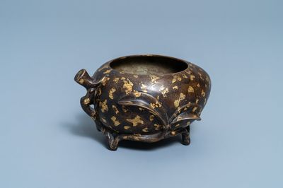 Een Chinese perzikvormige met goud bespatte bronzen wierookbrander, Xuande merk, 18e eeuw