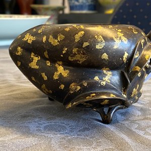 Een Chinese perzikvormige met goud bespatte bronzen wierookbrander, Xuande merk, 18e eeuw — foto 12