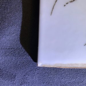 Een Chinese plaquette met gegraveerd en verguld decor van figuren in een landschap, 20e eeuw — foto 3