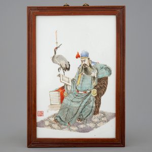 Een Chinese plaquette met qianjiang cai decor van Guan Yu, 19/20e eeuw — foto 1