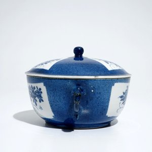 Een Chinese poederblauwe dekselkom met oren, Kangxi — foto 3