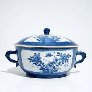 Een Chinese poederblauwe dekselkom met oren, Kangxi — foto 4