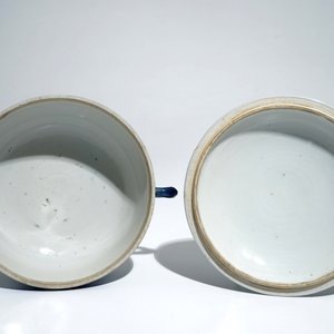 Een Chinese poederblauwe dekselkom met oren, Kangxi — foto 6