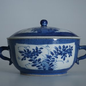 Een Chinese poederblauwe dekselkom met oren, Kangxi — foto 10
