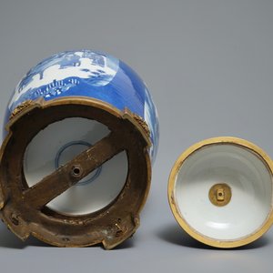 Een Chinese poederblauwe dekselvaas met montuur in verguld brons, 19e eeuw — foto 5