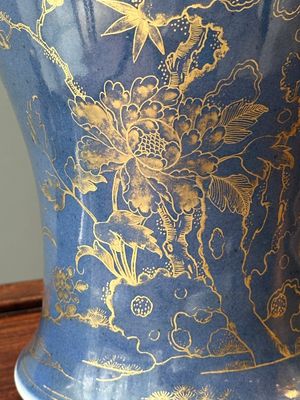 Een Chinese poederblauwe dekselvaas met verguld decor van een feniks tussen bloesemtakken, Qianlong — foto 11