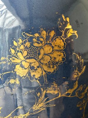 Een Chinese poederblauwe dekselvaas met verguld decor van een feniks tussen bloesemtakken, Qianlong — foto 12