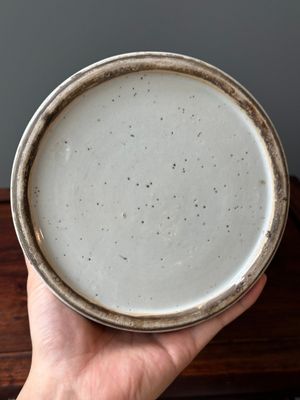 Een Chinese poederblauwe dekselvaas met verguld decor van een feniks tussen bloesemtakken, Qianlong — foto 15