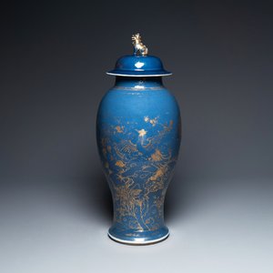 Een Chinese poederblauwe dekselvaas met verguld decor van een feniks tussen bloesemtakken, Qianlong — foto 1
