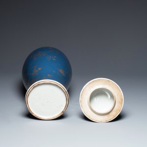 Een Chinese poederblauwe dekselvaas met verguld decor van een feniks tussen bloesemtakken, Qianlong — foto 5