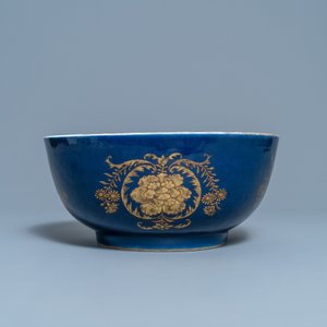 Een Chinese poederblauwe en vergulde kom, Kangxi — foto 2