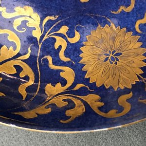Een Chinese poederblauwe en vergulde schotel met floraal decor, Kangxi — foto 3