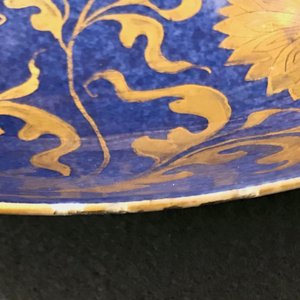 Een Chinese poederblauwe en vergulde schotel met floraal decor, Kangxi — foto 4