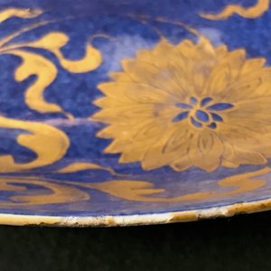 Een Chinese poederblauwe en vergulde schotel met floraal decor, Kangxi — foto 5