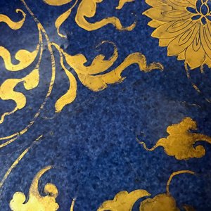 Een Chinese poederblauwe en vergulde schotel met floraal decor, Kangxi — foto 9