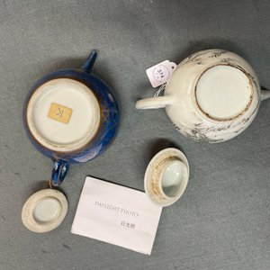 Een Chinese poederblauwe en vergulde theepot en een grisaille theepot, Kangxi/Yongzheng — foto 11